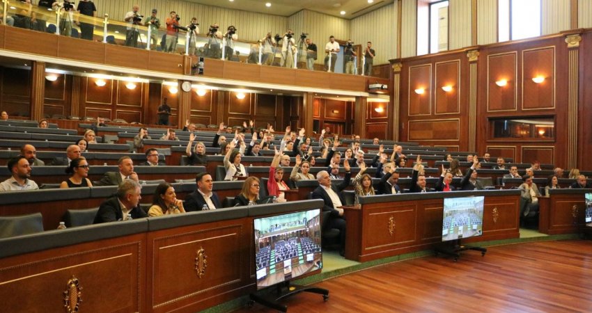 S’u mjaftojnë vetëm dështimet, disa deputetëve kryesuesi u ndërpreu edhe fjalën-krejt çka ndodhi në seancën e sotme