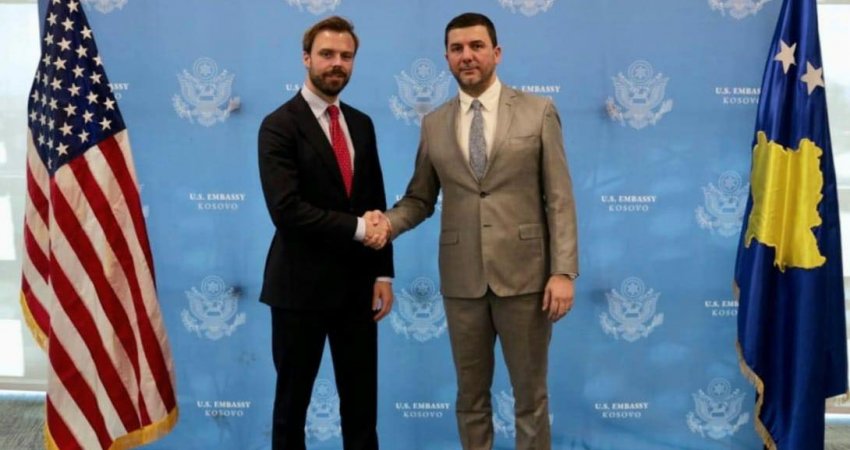 Krasniqi me zyrtarin e lartë të DASh-it flasin për marrëveshjen përfundimtare Kosovë-Serbi