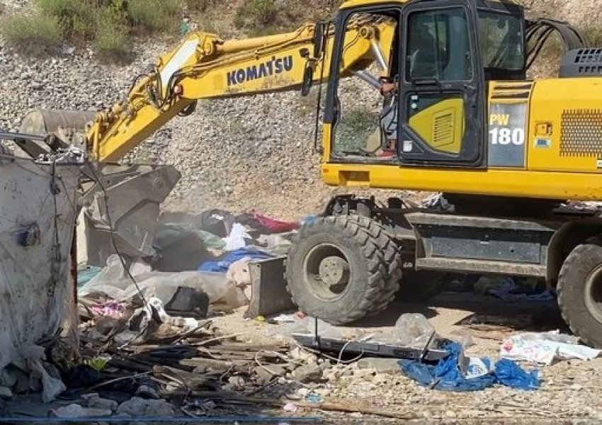 Bashkia e Gjirokastrës aksion në tregun rom, tregtarët: Na lini të shesim
