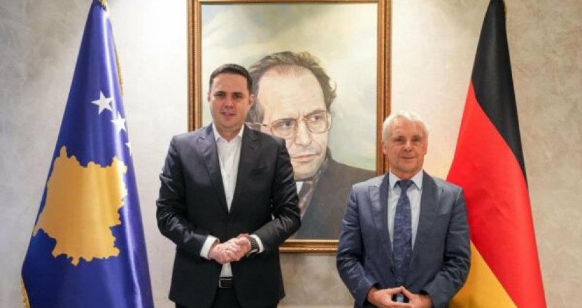 Abdixhiku pret Rohden në selinë e LDK’së: Partia e parë e papërgjegjshme, po e mban peng funksionalizimin e institutucioneve 