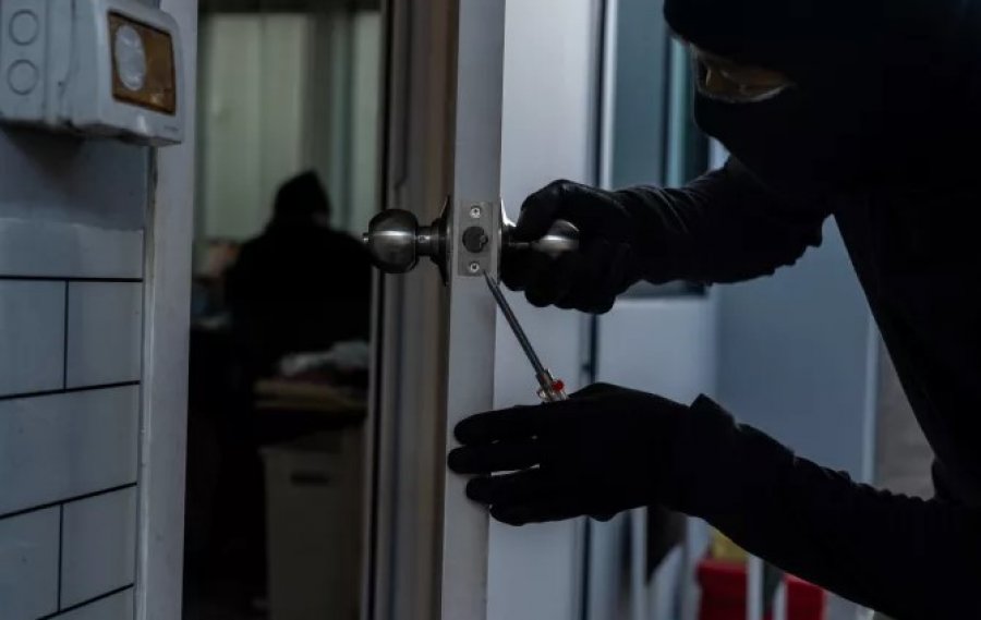 Grabitje në Dibër, hajdutët nuk kursejnë as frigoriferin, vjedhin para, bizhuteri dhe ushqime