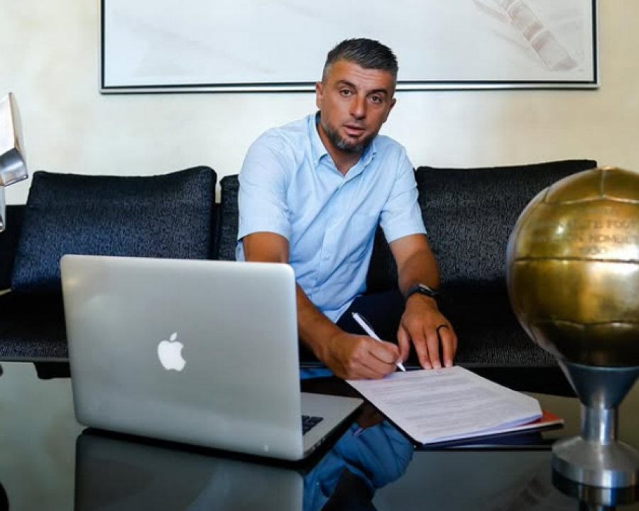 Tirana zgjedh trajnerin e ri, firmos kontratë 3-vjeçare