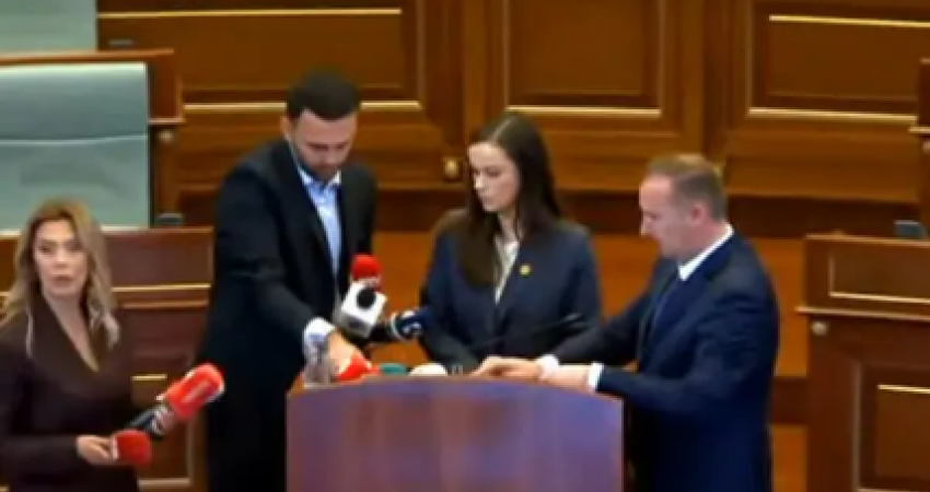 Ish-opozita vazhdon seancën, e lëshojnë vetë mikrofonin e foltores