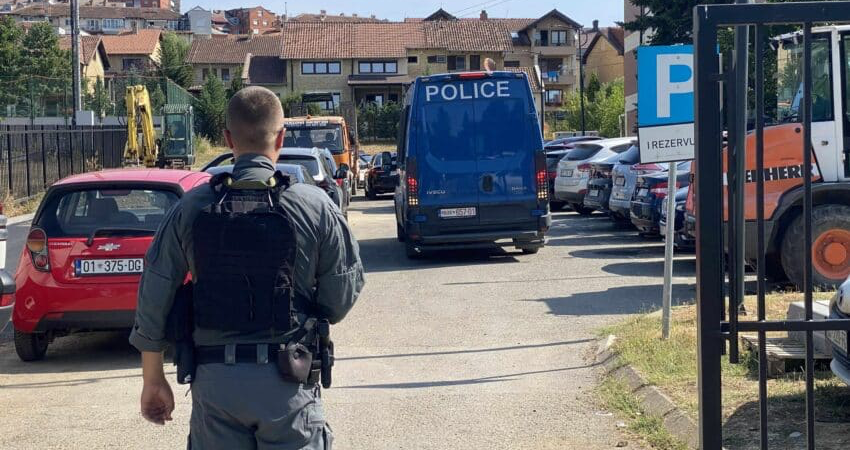 Vazhdon bastisja në agjencitë shtetërore, hetuesit policorë arrijnë në vendin e ngjarjes