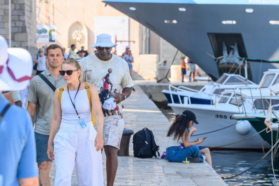 Michael Jordan lë bakshish marramendës në një restorant grek