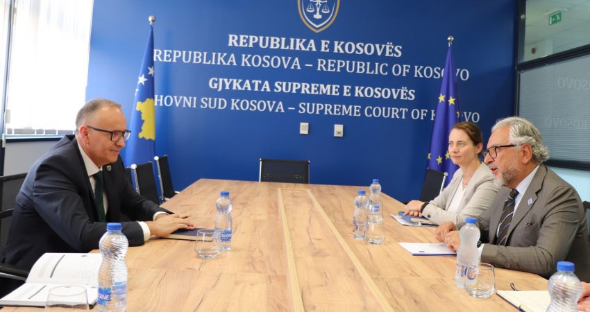 Barbano dhe Rexhepi: Të papranueshme sulmet e qeverisë në detyrë ndaj gjyqësorit