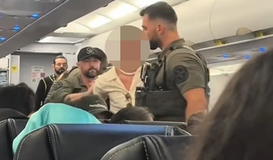 Shakaja e adoleshentit për bombë tmerron pasagjerët në avion, përfundon në pranga
