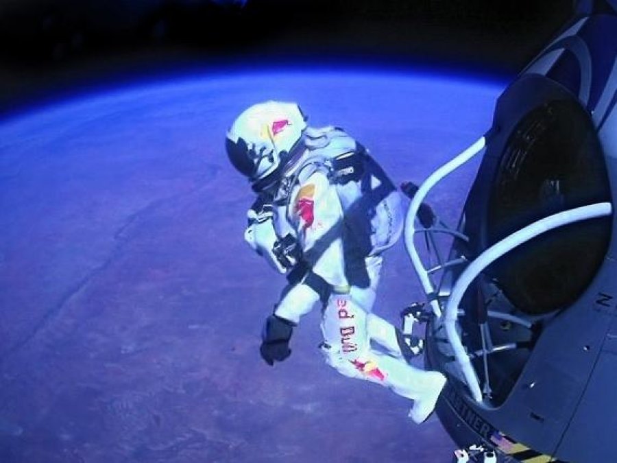 Vdes gjatë një fluturimi paraglajdër Felix Baumgartner, njeriu i rekordeve të hedhjeve nga lartësia