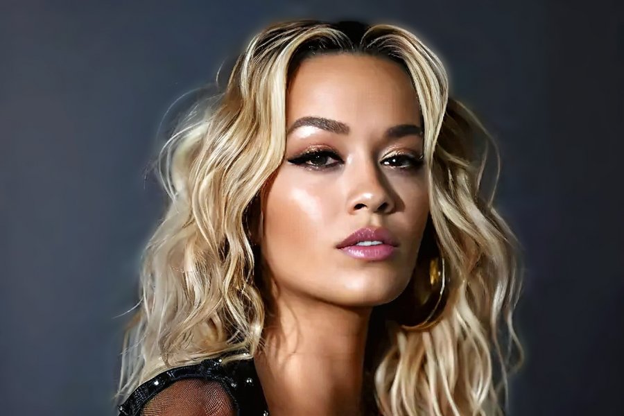 Rita Ora flet për pasiguritë e saj: ‘Mendova se isha e shëmtuar’