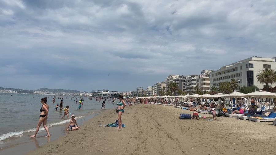 Alarmante/ Në plazhin e Durrësit humbin çdo ditë 4-5 fëmijë