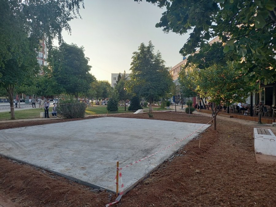 Betonizimi i një lulishteje i nxjerr bojën aksionit për çlirimin e hapësirave publike