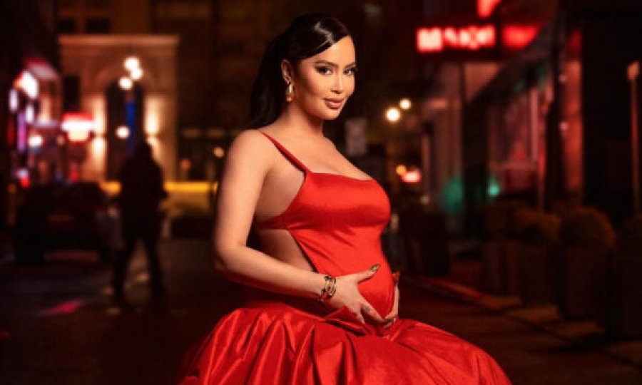 Dafina Zeqiri ndan momentin më të bukur, kur merr në dorë djalin e saj