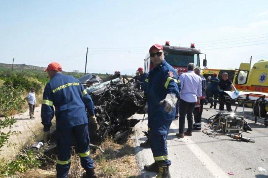 Aksident me tre të vdekur në ishullin grek Argolis, kamionçina përplaset me një 'Xhip'