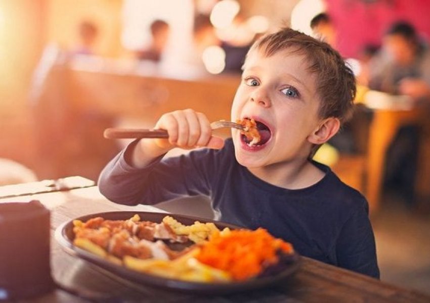 Dilni me fëmijët në restorant pa u turpëruar, ndiqni këto 10 këshilla!