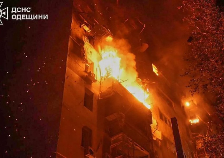 Rusia intensifikon sulmet ajrore ndaj Ukrainës, një e vrarë në Odesa, dhjetëra të plagosur dhe dëme masive në infrastrukturë