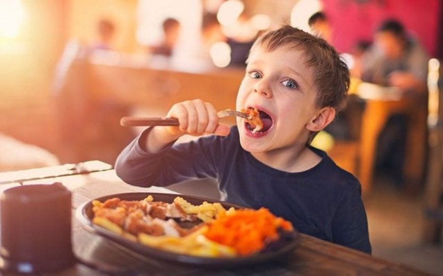 Dilni me fëmijët në restorant pa u turpëruar, ndiqni këto 10 këshilla!