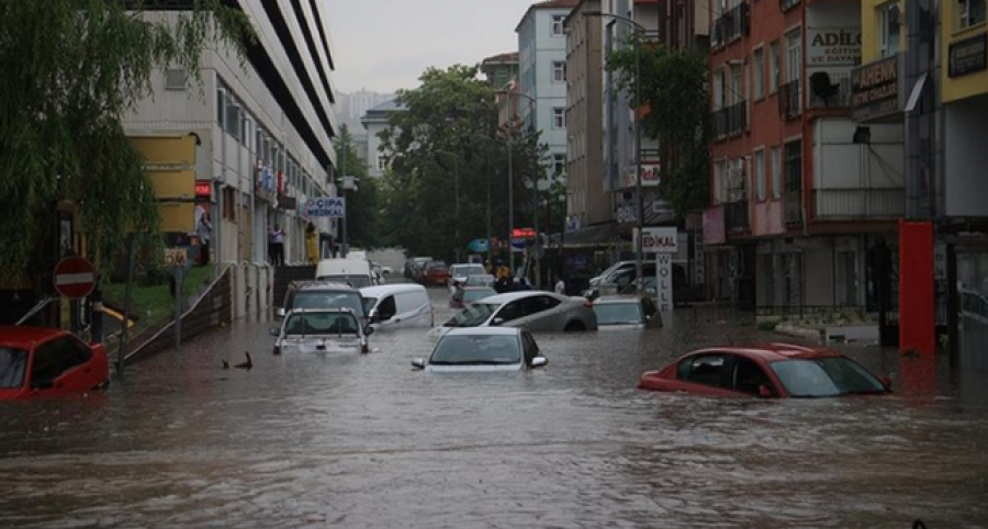 Shira të rrëmbyeshëm përfshijnë Ankaranë, evakuohen banorët