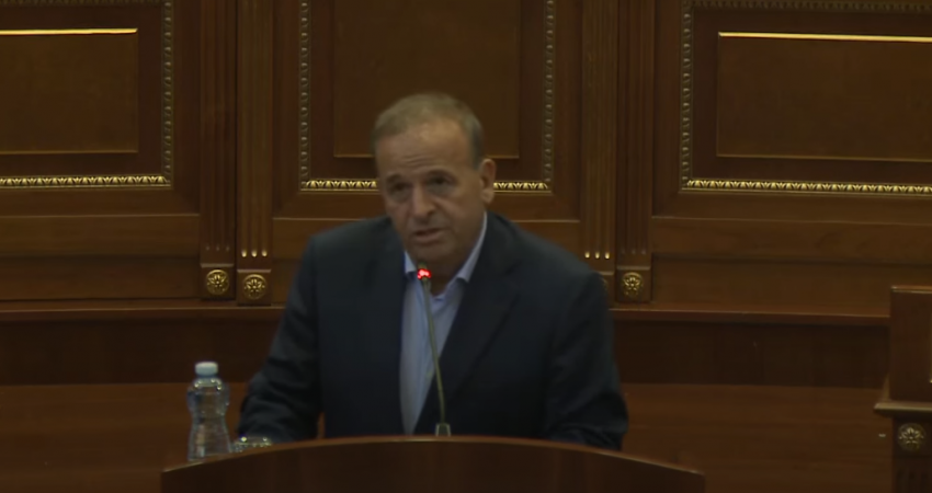 “Është privilegj i jashtëzakonshëm që ta ka dhënë mosha”, Dehari ia ndalë mikrofonin deputetit të PDK-së