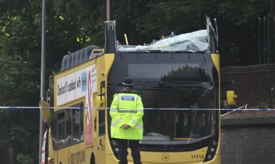 FOTO/ Autobusi dy katesh përplaset me urën, çatia fluturon