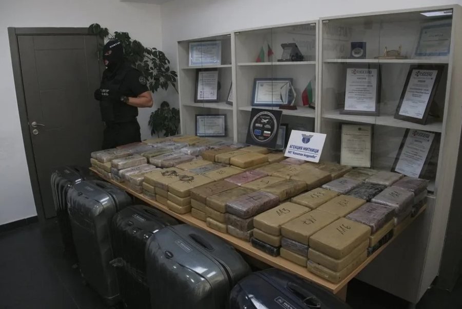 Diplomati nga Kongo kapet me 19 milionë euro kokainë në makinë