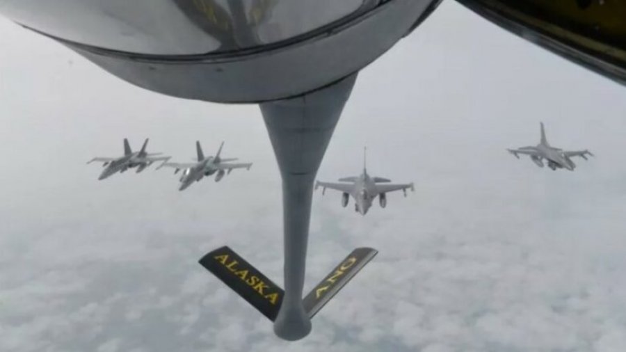 Aeroplanët luftarakë të NORAD-it tregojnë ‘muskujt’ pranë kufirit rus