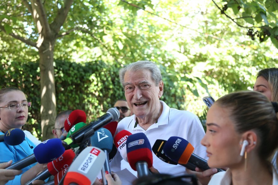 Berisha:  Irena me 5 mbiemra një mashtruese ordinere, vetingu ndaj saj një falsifikim i turpshëm