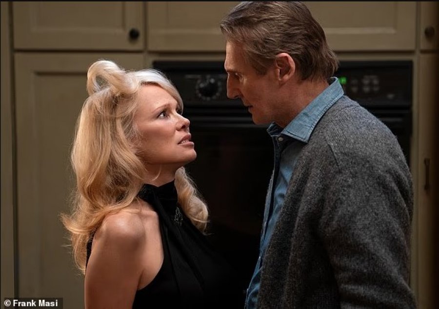 Liam Neeson në një lidhje të re me Pamela Anderson? Aktori i njohur përflitet për lidhje 16 vite pas humbjes së bashkëshortes