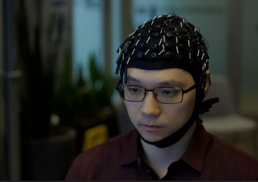 'Qielli është kufiri'/ Kjo kapelë e mundësuar nga inteligjenca artificiale mund të transformojë mendimet në tekst