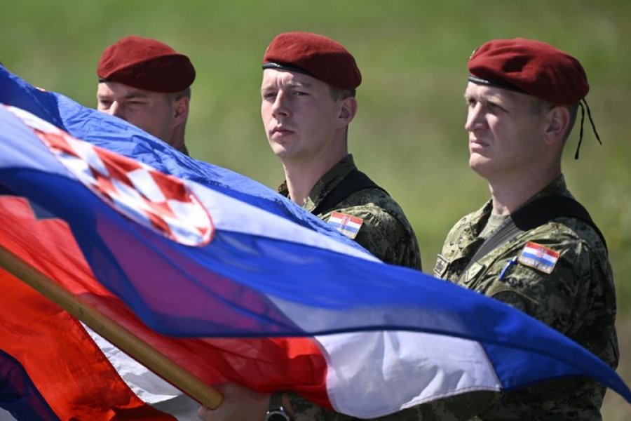 30 vite nga ‘Stuhia’/ Kroacia shfaq fuqinë: 3,400 ushtarë, 500 tanke dhe 40 avionë në parade