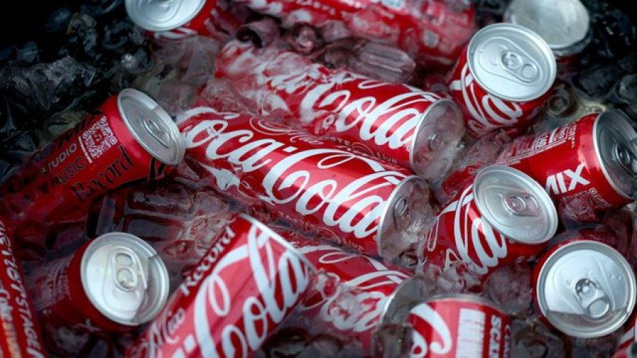 Coca-Cola do të përdorë sheqer kallami për të ëmbëlsuar pijen në SHBA pas propozimit të Trump
