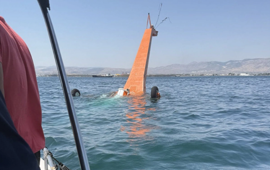 Bie në det helikopteri që po fikte zjarret në Greqi, pilotët dalin me not