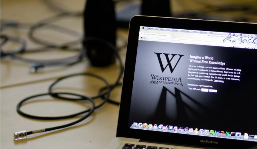Wikipedia përballet me ligjin britanik: Rregullorja e re kërcënon privatësinë e mijëra kontribuesve