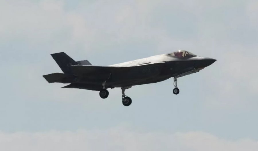 Avioni luftarak britanik F-35 i bllokuar largohet nga India pasi shkaktoi një breshëri memesh