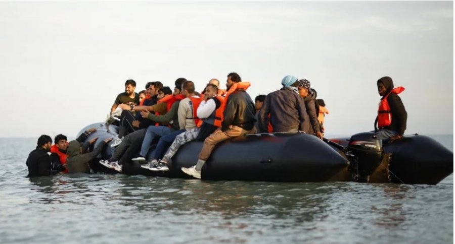 Britania nis sanksione të reja ndaj bandave të kontrabandës së njerëzve: Shënjestrohen krerët, zyrtarët e korruptuar dhe rrjetet financiare