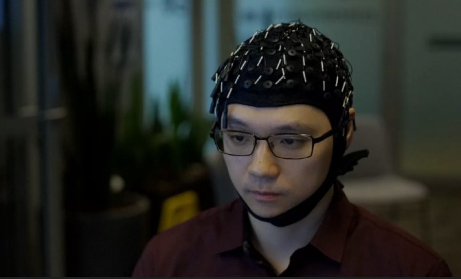 'Qielli është kufiri'/ Kjo kapelë e mundësuar nga inteligjenca artificiale mund të transformojë mendimet në tekst