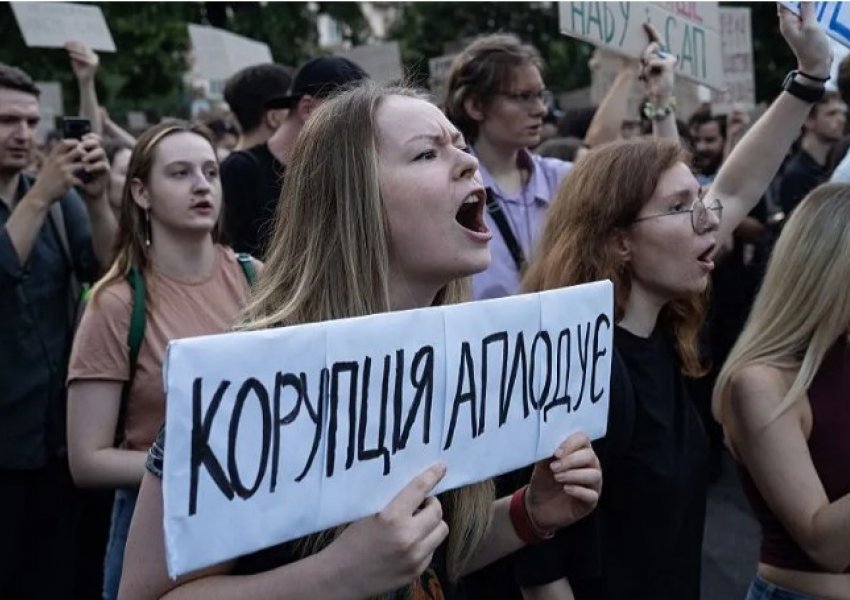 Protesta dhe kritika ndërkombëtare ndaj Zelenskyt pas nënshkrimit të ligjit që prek organet antikorrupsion në Ukrainë
