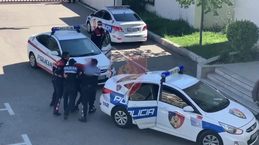 Vodhën 409 mijë euro nga kompania ku punonin, arrestohet korrieri, shpallet në kërkim financierja