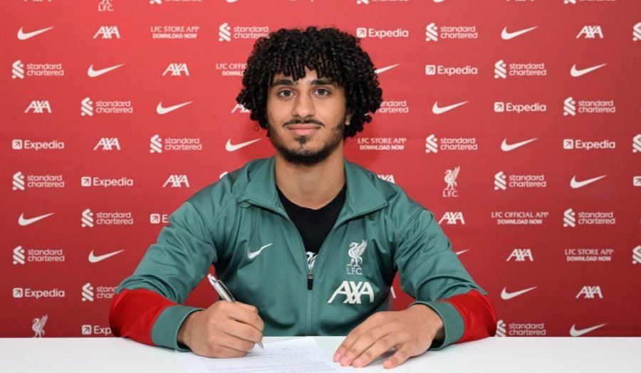 Zyrtare/ Talenti 18-vjeçar firmos kontratën e parë profesionale me Liverpool-in