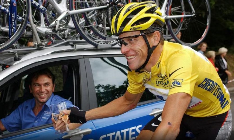 Skandal në Tour de France: Bruyneel shfaqet në zonën e ekipeve, pavarësisht skualifikimit të përjetshëm për doping