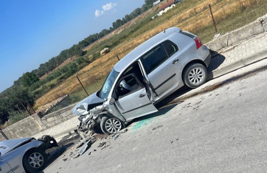 Aksident në Dimal, dy makina përplasen tek parku, 2 fëmijë dërgohen në spital
