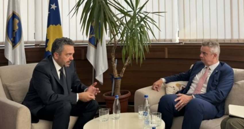 Hargreaves viziton KQZ-në, kërkon që të gjithë akterët të respektojnë ligjet dhe procedurat që mbështesin proceset demokratike