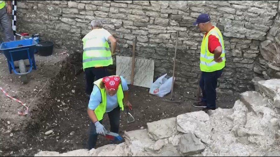 Zbulime tronditëse në Gjirokastër/ Gjendet skelet njeriu dhe fortifikime të lashta, tregues për origjinën antike të kalasë Argjiro