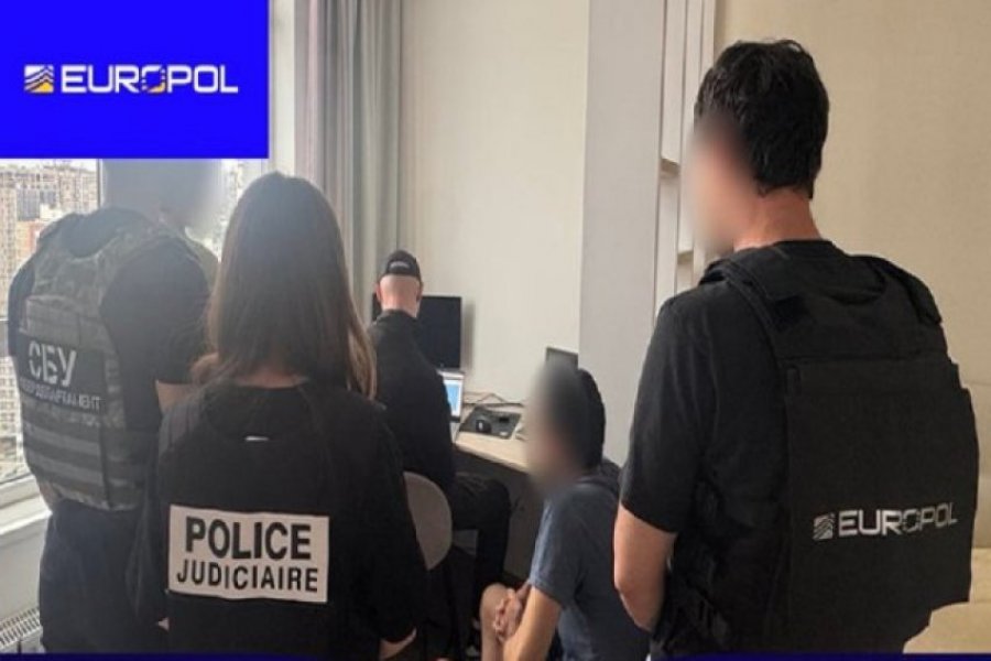 ​Europoli arreston administratorin rus të forumit për krime kibernetike