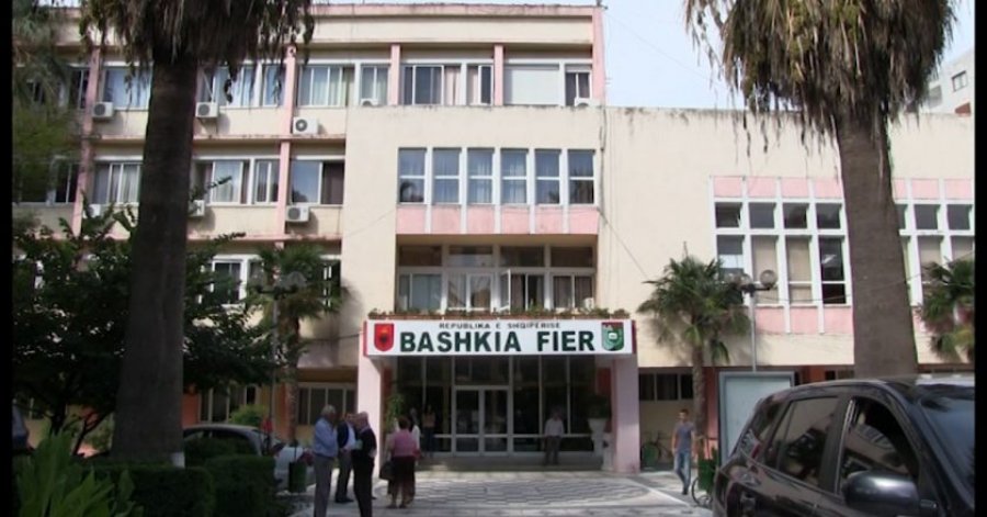 Vodhën paratë e parkimit nëntokësor/ Ish nënkryetarja e Bashkisë Fier vendoset në arrest shtëpie