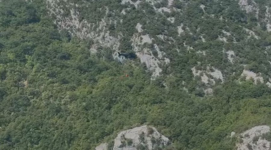 Vatra e zjarrit në Ulëz të Shkopetit/ E pamundur ndërhyrja nga toka, nis operacioni nga ajri