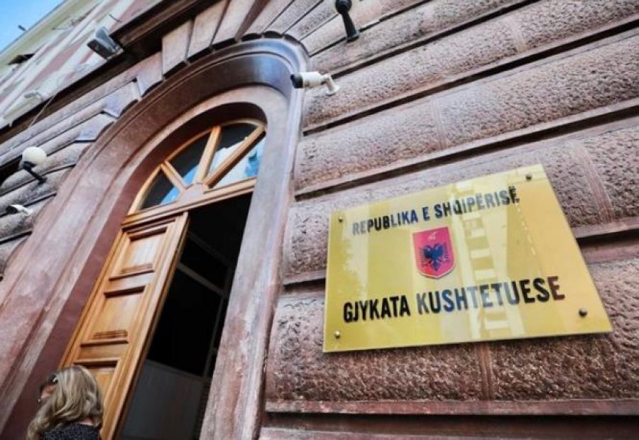 Paga sipas nivelit të diplomave, Kushtetuesja rrëzon Sindikatën, nuk shfuqizon VKM-në që cenon mësuesit 