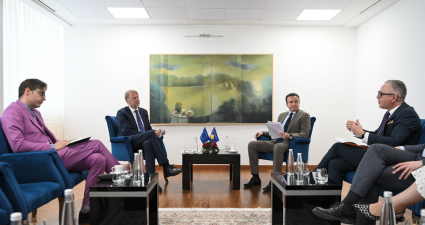 Pas dështimit të seancës së Kuvendit, shefi i Zyrës së BE-së i shkon në Qeveri Kurtit – Flasin për aktualitetin politik