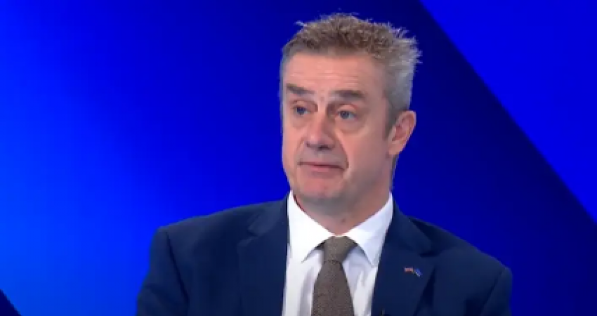 Ambasadori britanik: Politikanët kosovarë të gjejnë zgjidhje para se të skadojë afati nesër, ose hyhet në territor të panjohur