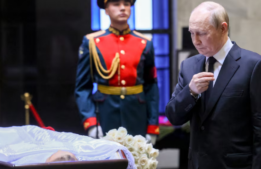 FOTO/ Shoqja e tij e klasës ndërroi jetë, Putin merr pjesë në nderimet e fundit