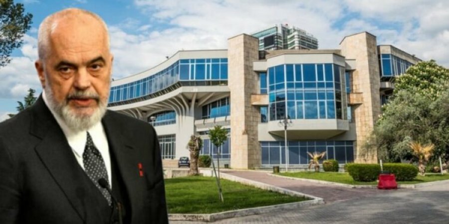 Radha e Pallatit të Kongreseve për t’u shembur e për t’u ringritur mes kullave